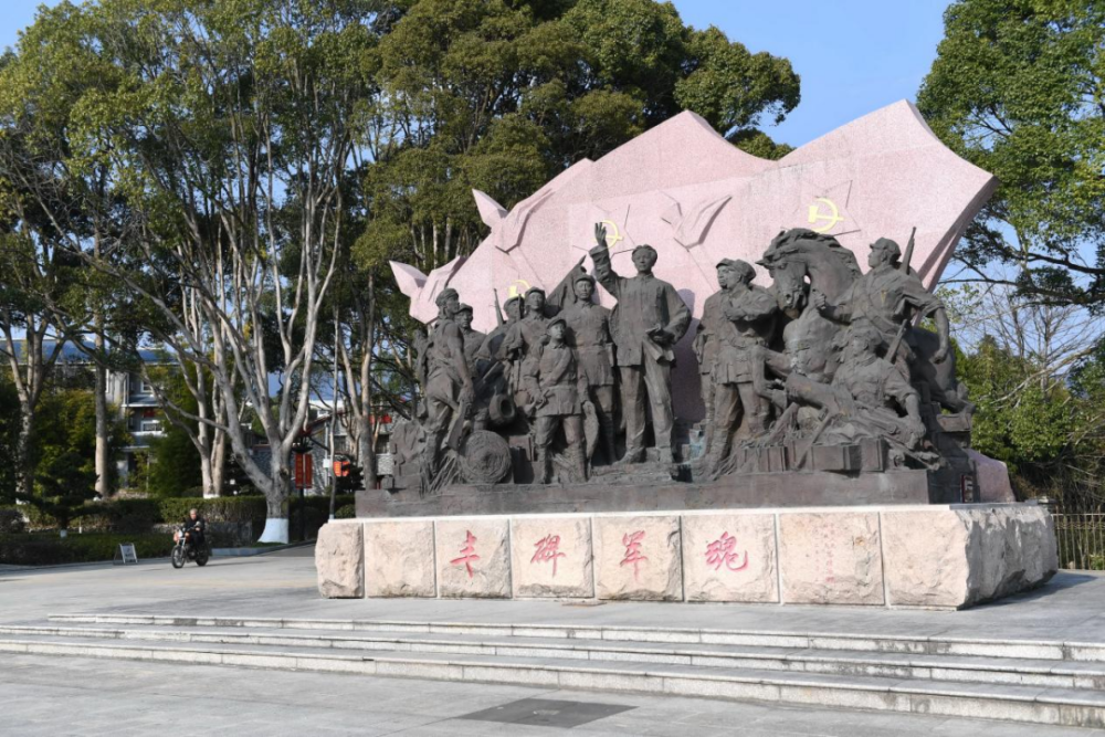古田會議紀念館前的“豐碑軍魂”雕塑群（ 2021年1月25日攝）。新華社記者林善傳攝